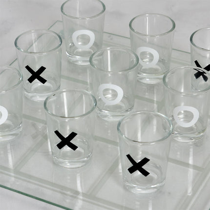 Jautra dzeramā galda spēle “Tic Tac Toe” ar stikla spēles laukumu un šotiņu glāzēm – ideāla ballītēm un draugu vakariem.
