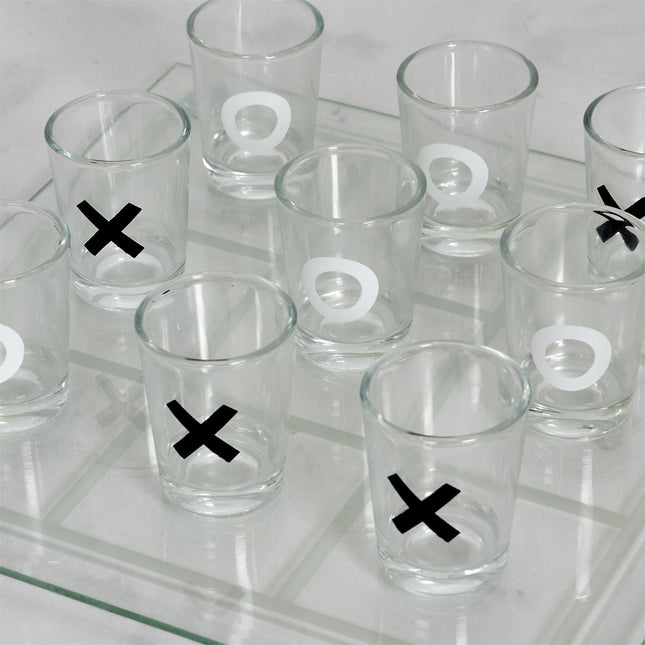 Jautra dzeramā galda spēle “Tic Tac Toe” ar stikla spēles laukumu un šotiņu glāzēm – ideāla ballītēm un draugu vakariem.