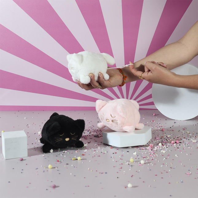 Manuāli uzvelkams plīša kaķītis ar kustīgu asti