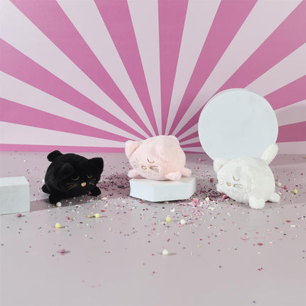 Manuāli uzvelkams plīša kaķītis ar kustīgu asti