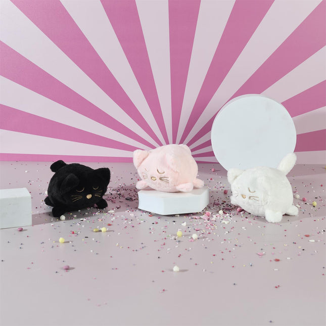 Manuāli uzvelkams plīša kaķītis ar kustīgu asti