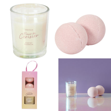 Relaksācijas dāvanu komplekts Ķiršu ziedu aromāts – aromātiskā svece + 2 vannas bumbas