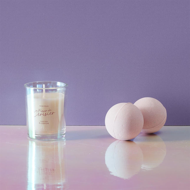 Relaksācijas dāvanu komplekts Ķiršu ziedu aromāts – aromātiskā svece + 2 vannas bumbas