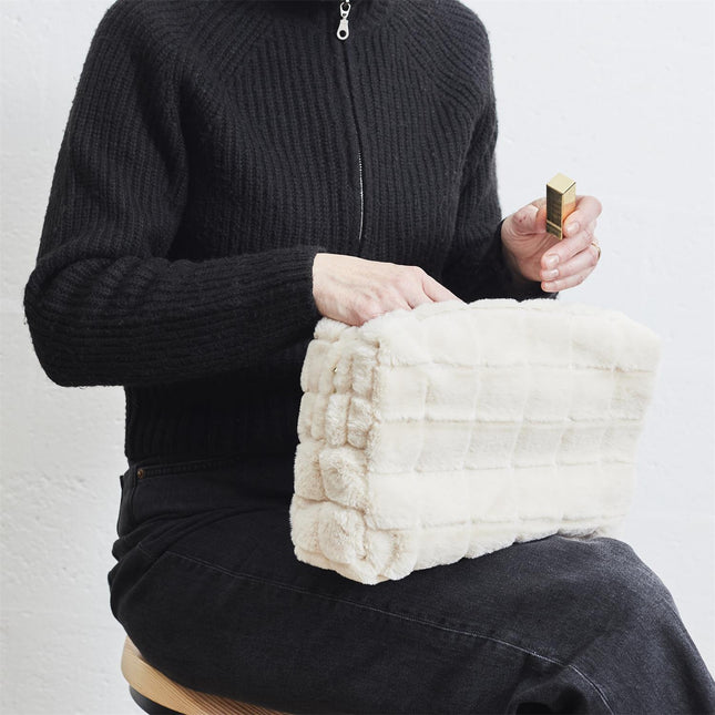 Kosmētikas somiņa no mākslīgās kažokādas – krēmkrāsas