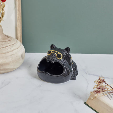 Bulldoga formas pelnutrauks – dekoratīvs dizaina akcents ar zelta detaļām