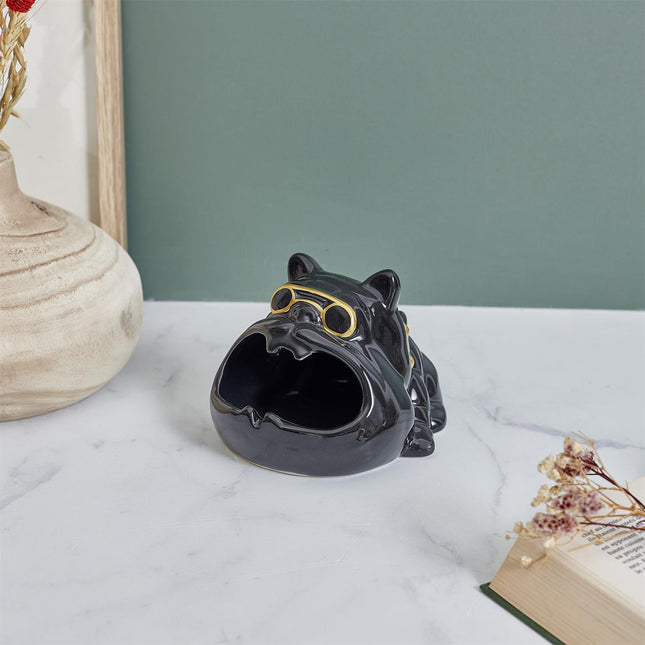 Bulldoga formas pelnutrauks – dekoratīvs dizaina akcents ar zelta detaļām