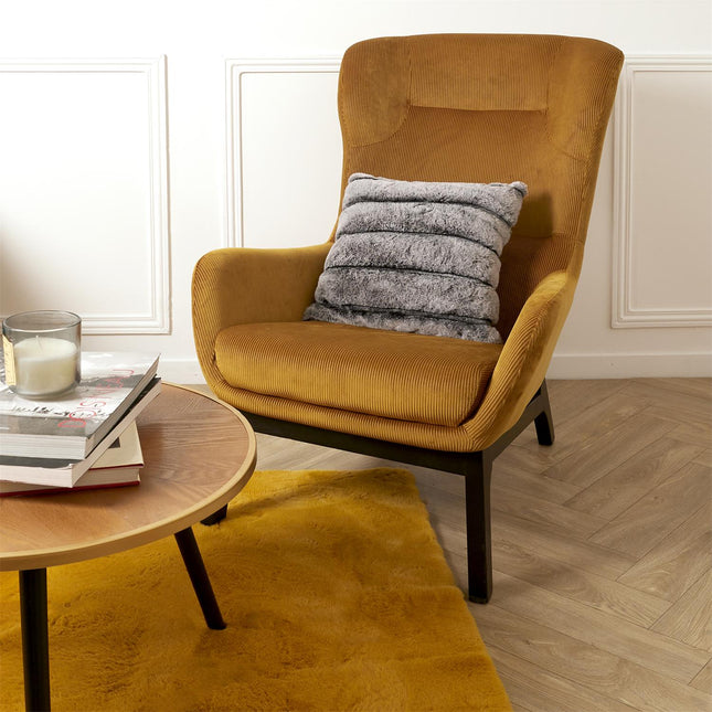 Dekoratīvais spilvens ar mākslīgās kažokādas efektu, 40 × 40 cm