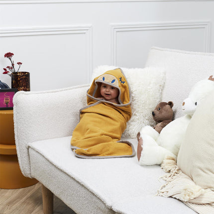 Bērnu kapuces dvielis ar izšuvumu – 75 × 75 cm