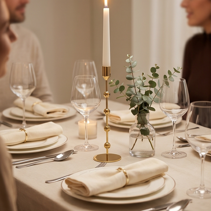 Zelta metāla svečturis – elegants akcents