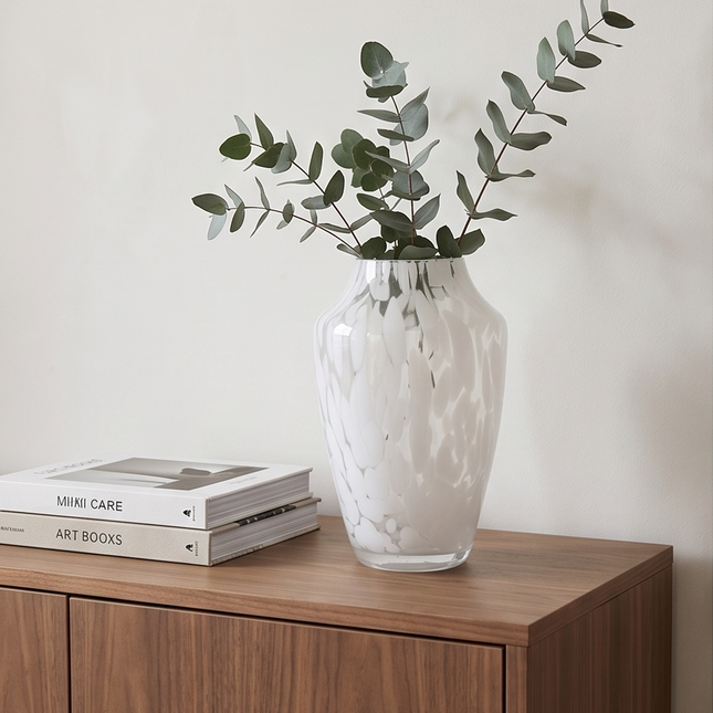 Stikla vāze baltā tonī – elegants interjera dekors (25,5 cm)