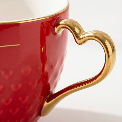 Porcelāna krūze “Love” ar sirds formas zelta rokturi 500ml