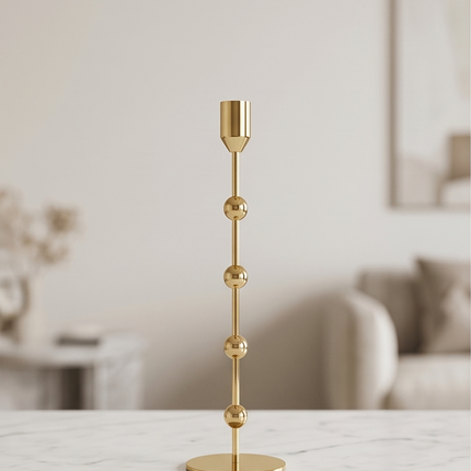 Zelta metāla svečturis – elegants akcents